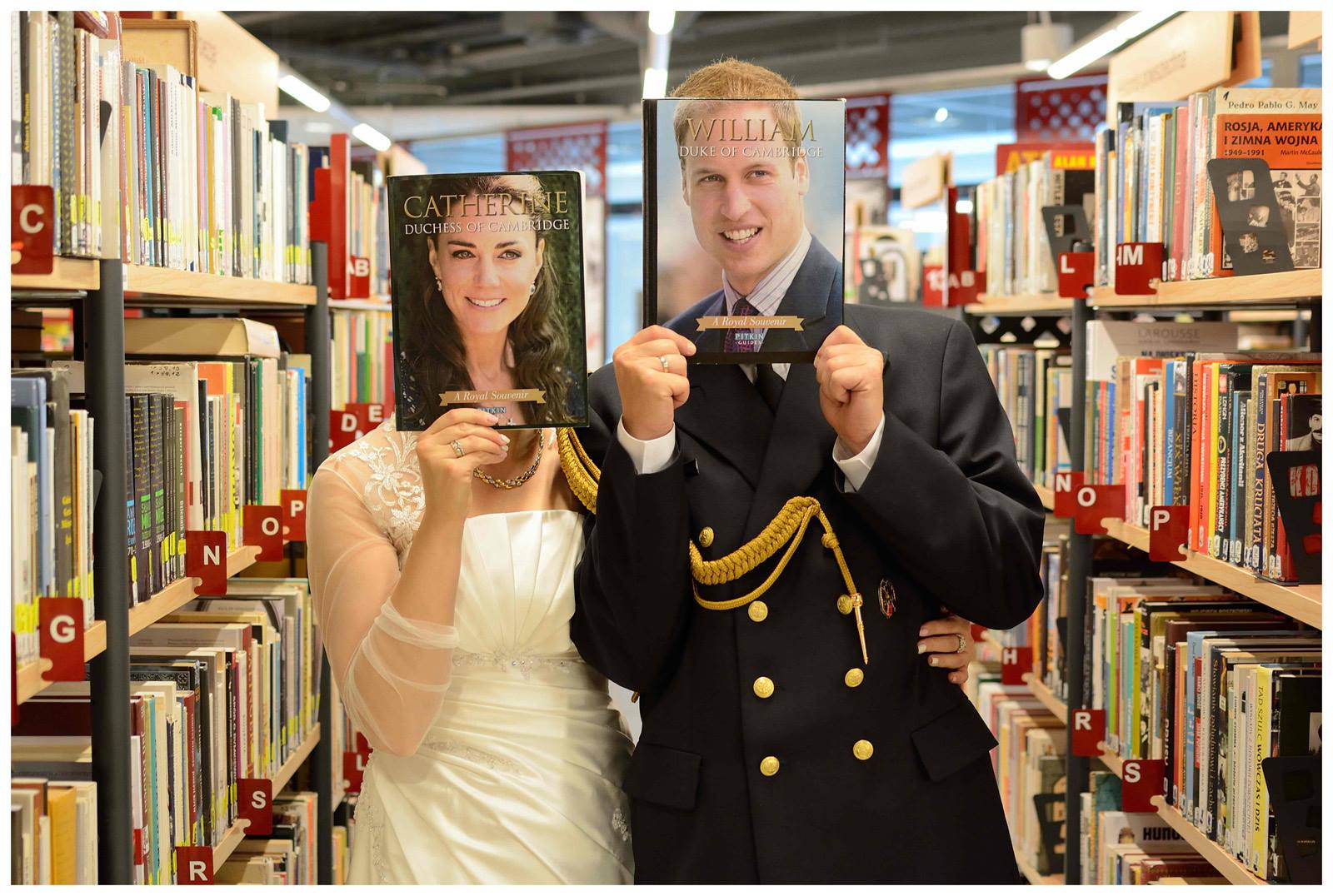 Zakochaj się w bibliotece - sesja ślubna